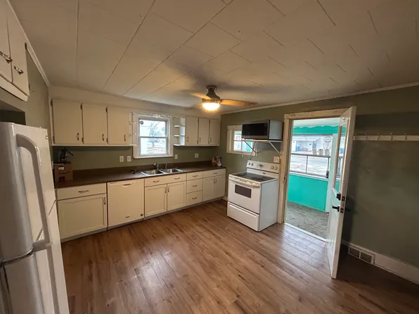 215 S Jackson St, Flanagan, IL 61740