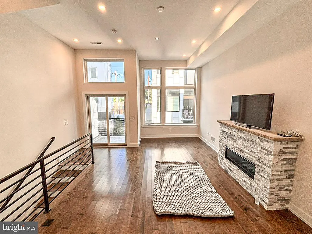 4 bed, 3.5 bath, 2144 sqft, $4,600 — Photo 3