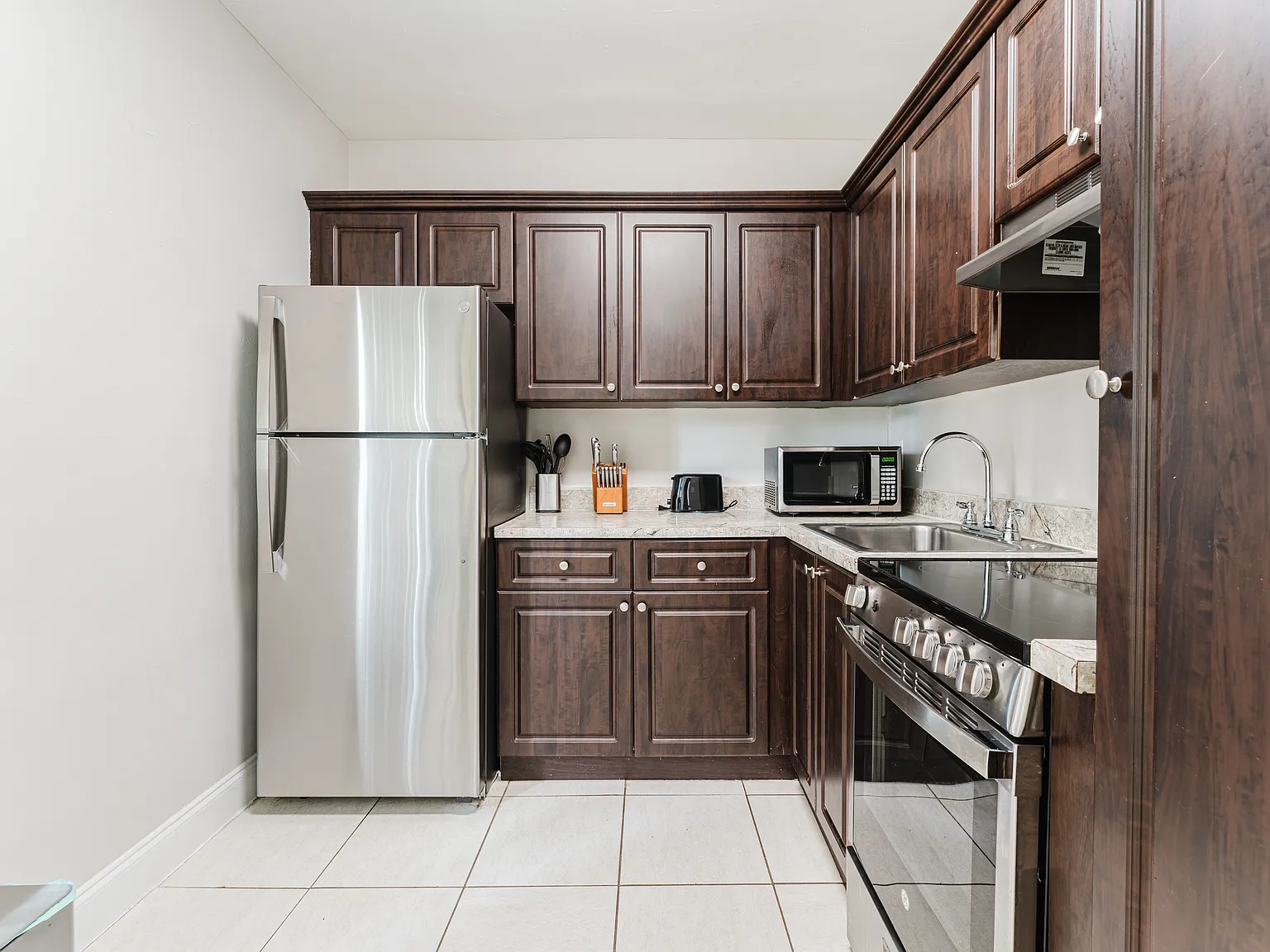 Studio, 900 sqft, $2,200 — Photo 3