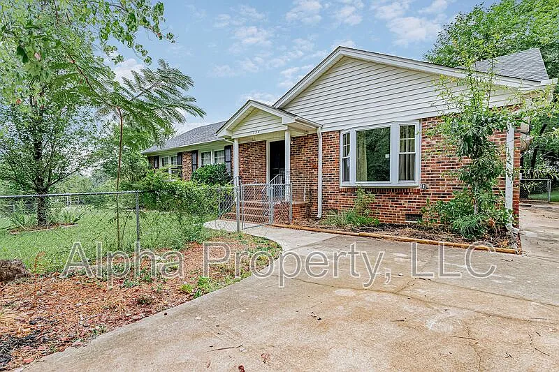 3 bed, 2.0 bath, 1672 sqft, $1,800 — Photo 2