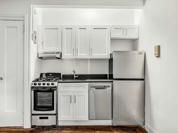 140 Waverly Place image 1 of 7