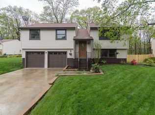 1274 Woodledge Dr, Mineral Ridge, OH