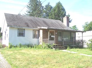 207 W 3rd St, Buchanan, MI 49107