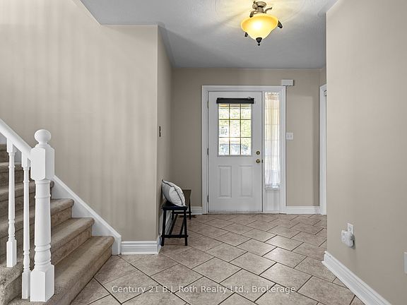 3rd image of 33 Vanessa Dr