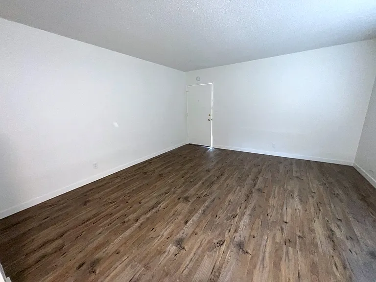 Santa Barbara Apartments — Photo 9