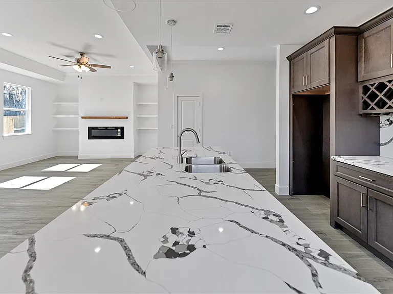 939 Lake View Dr — Photo 11