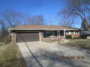 4617 N 110th St, Wauwatosa, WI 53225