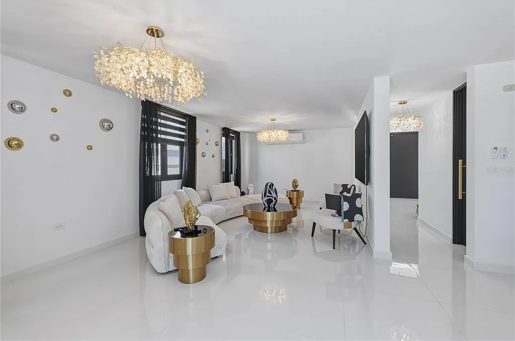 5 bed, 4.5 bath, 5564 sqft, $10,000 — Photo 3