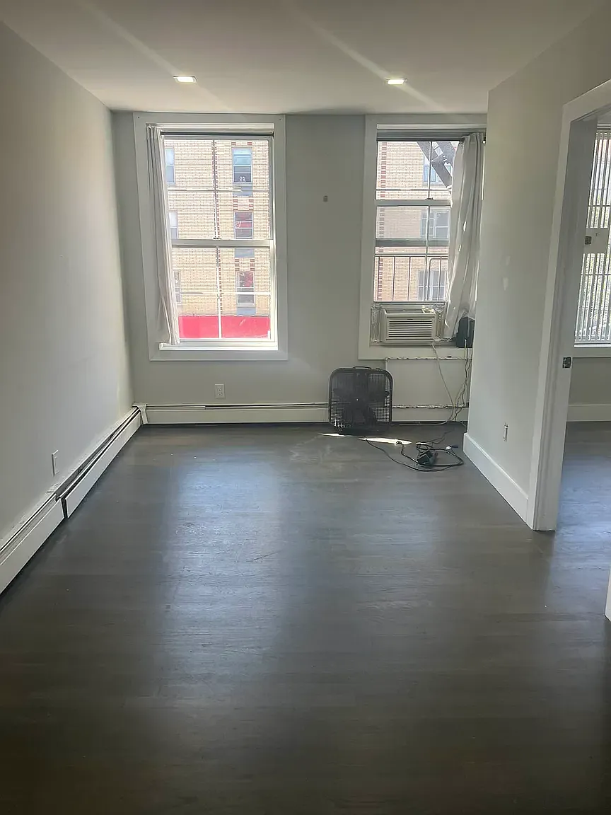 122 Avenue C — Photo 2