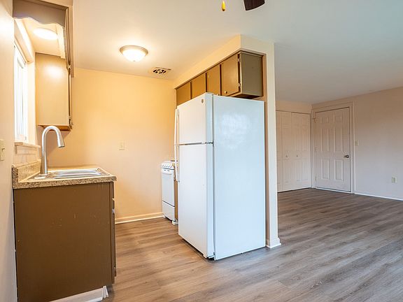 5th image of 1557 S Clinton St #E