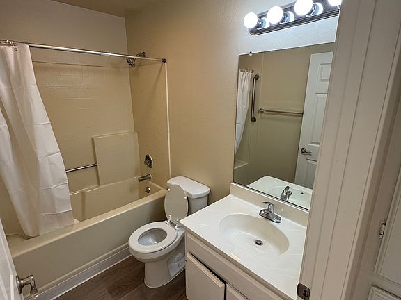 4th image of 515 E Elmwood Ave #104