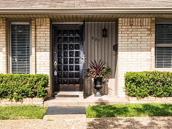 3rd image of 921 Heritage Cir