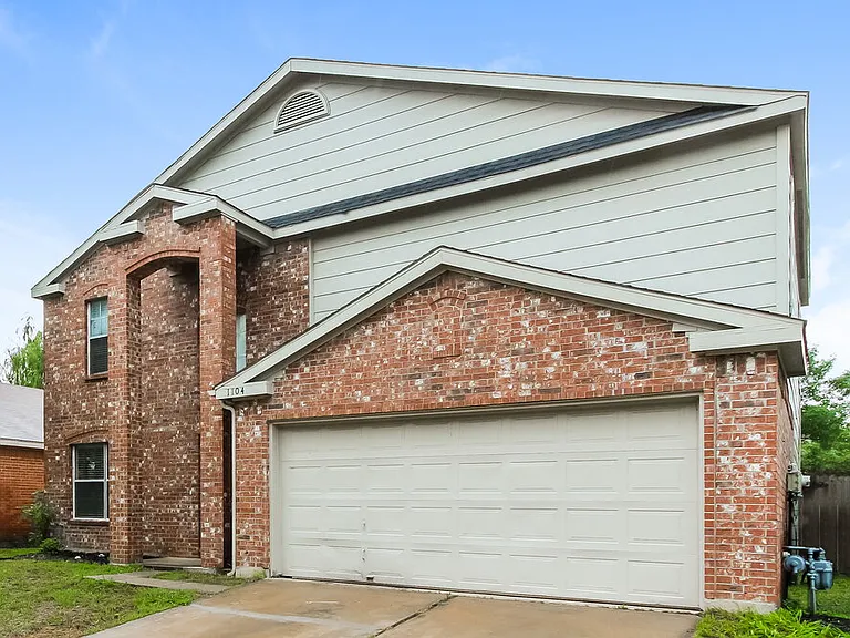 1104 Beechwood Dr — Photo 4