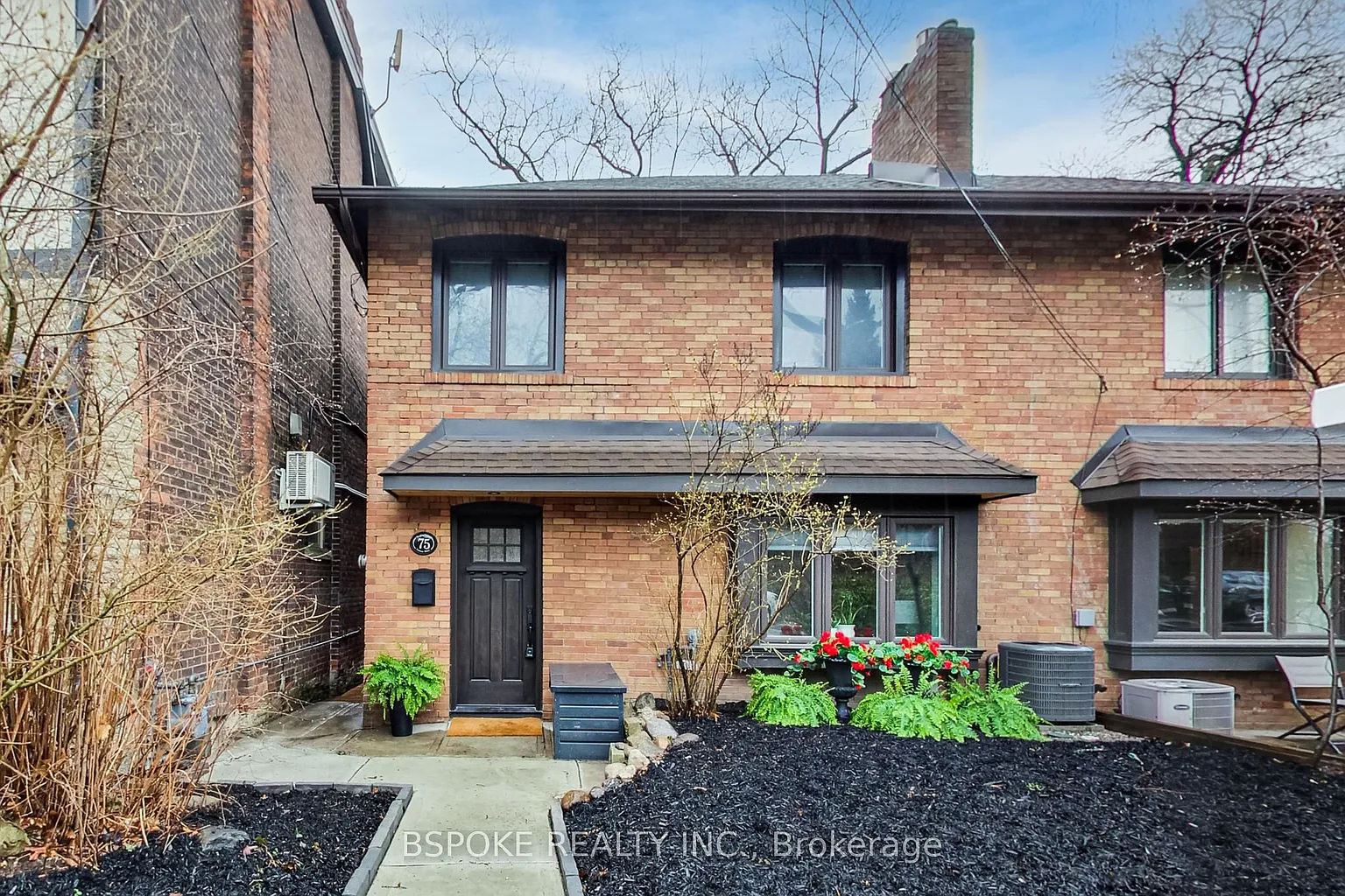 75 Evelyn Ave photo 1