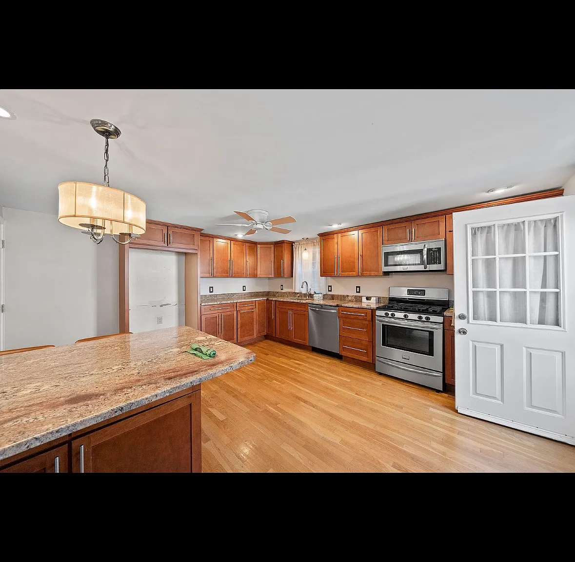 2 bed, $2,500 — Photo 1