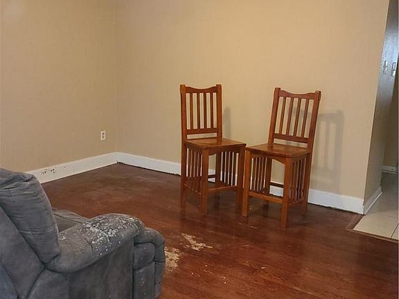 2nd image of 28 Stanton Hall Dr