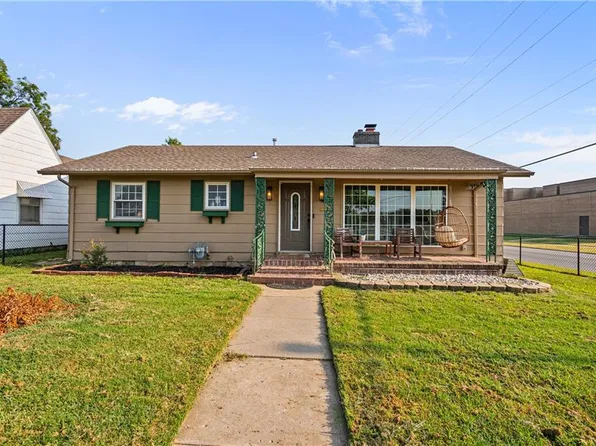 1323 W 3rd St, Coffeyville, KS 67337