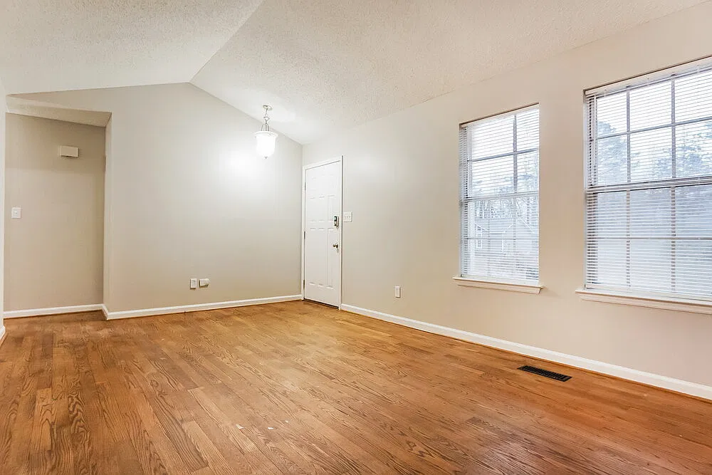 3 bed, 2.0 bath, 1308 sqft, $2,360 — Photo 4