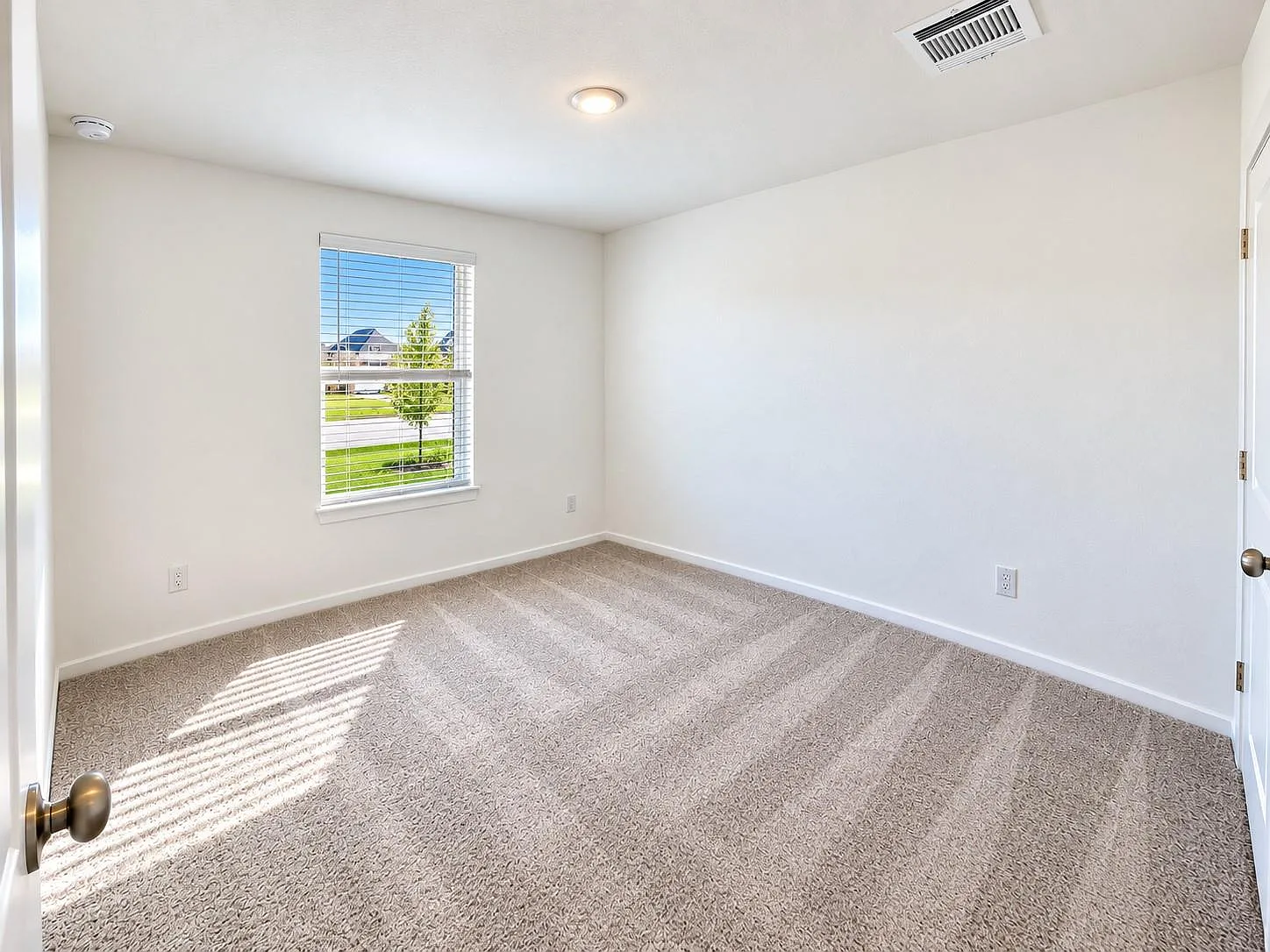 4 bed, 2.0 bath, 1500 sqft, $1,800 — Photo 2