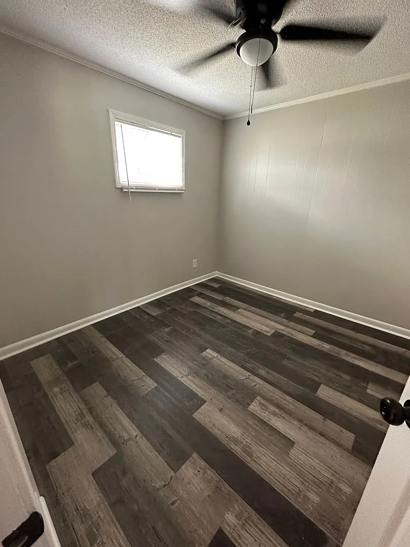 Newly Remodeled 2 Bedroom, 1 Bathroom Triplex — Photo 3