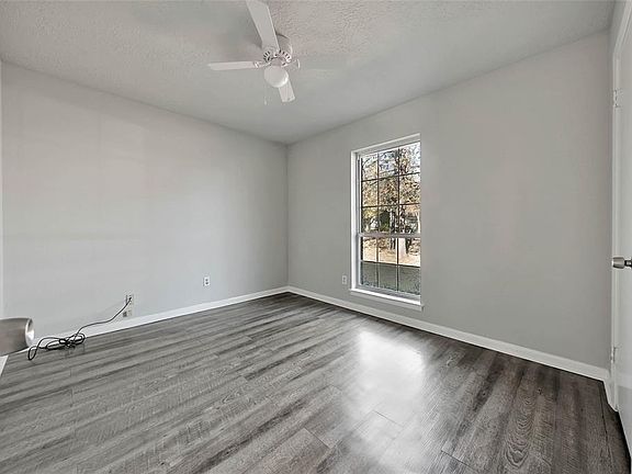 5th image of 124 Honeysuckle Dr