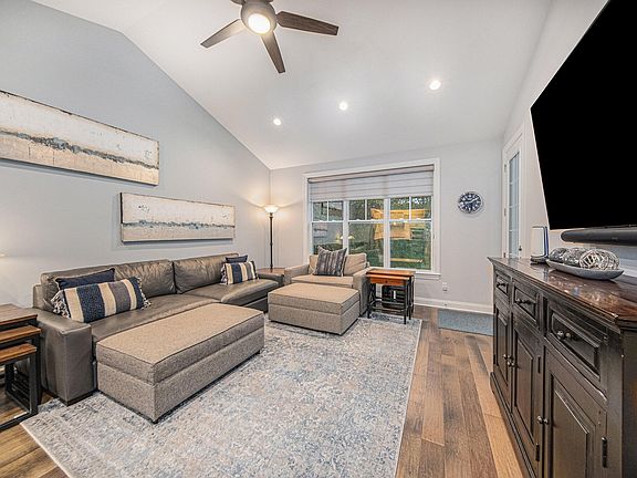 4th image of 3072 N Spurway Dr