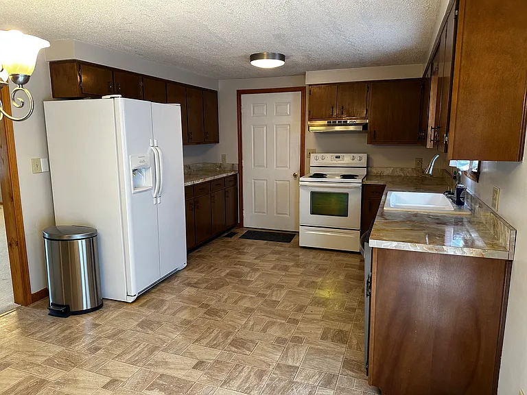 140 N Michael Dr — Photo 5