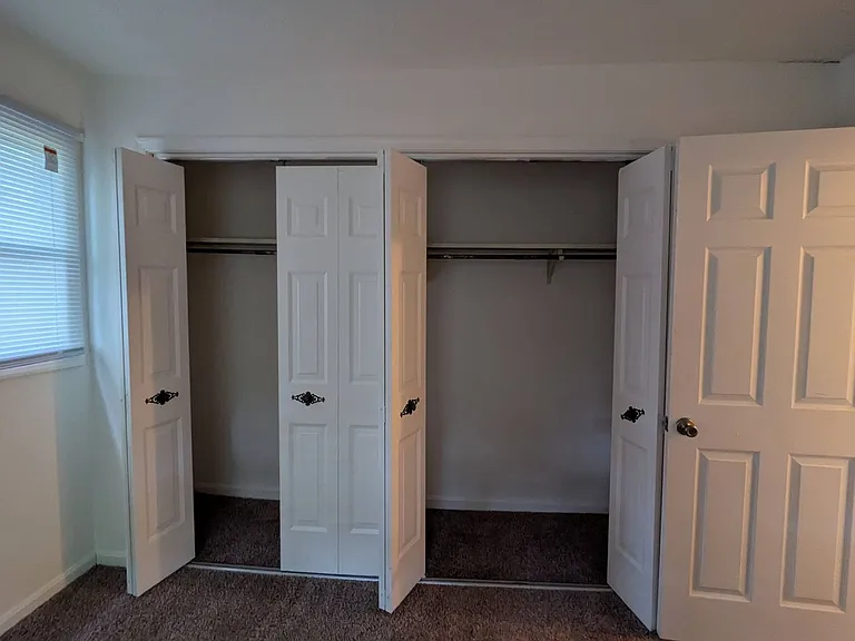 209 Surrey Ct — Photo 8