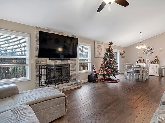 3rd image of 178 Gladshire Ln
