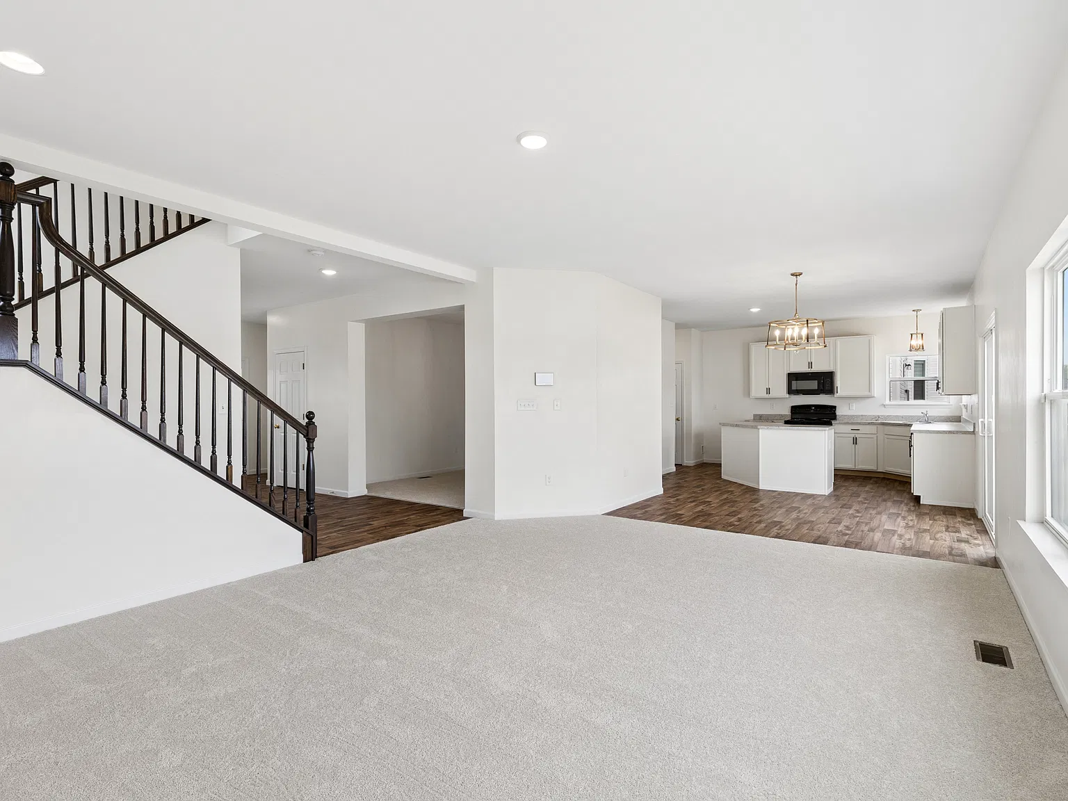 4 bed, 2548 sqft, $2,950 — Photo 4