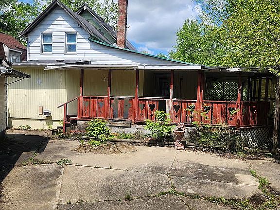 3rd image of 524 Fairfield St NE