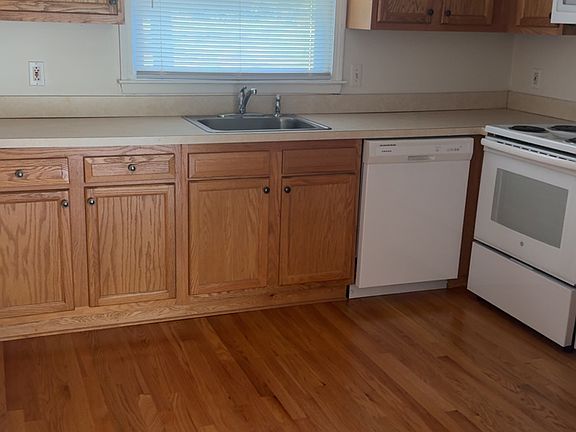 Kitchen -Stove, Fridge, Microwave, Dishwasher