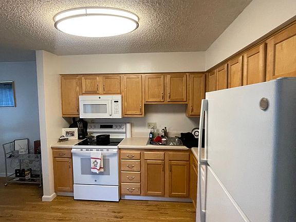 4th image of 114 Essex Cir APT B