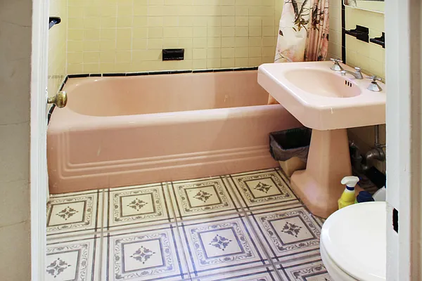 Sold by Thomas Lipovetsky, LREB | media 44