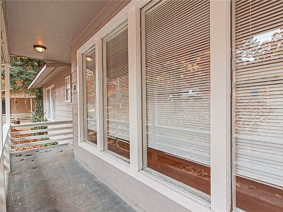 3rd image of 18 NE Hampstead Ln