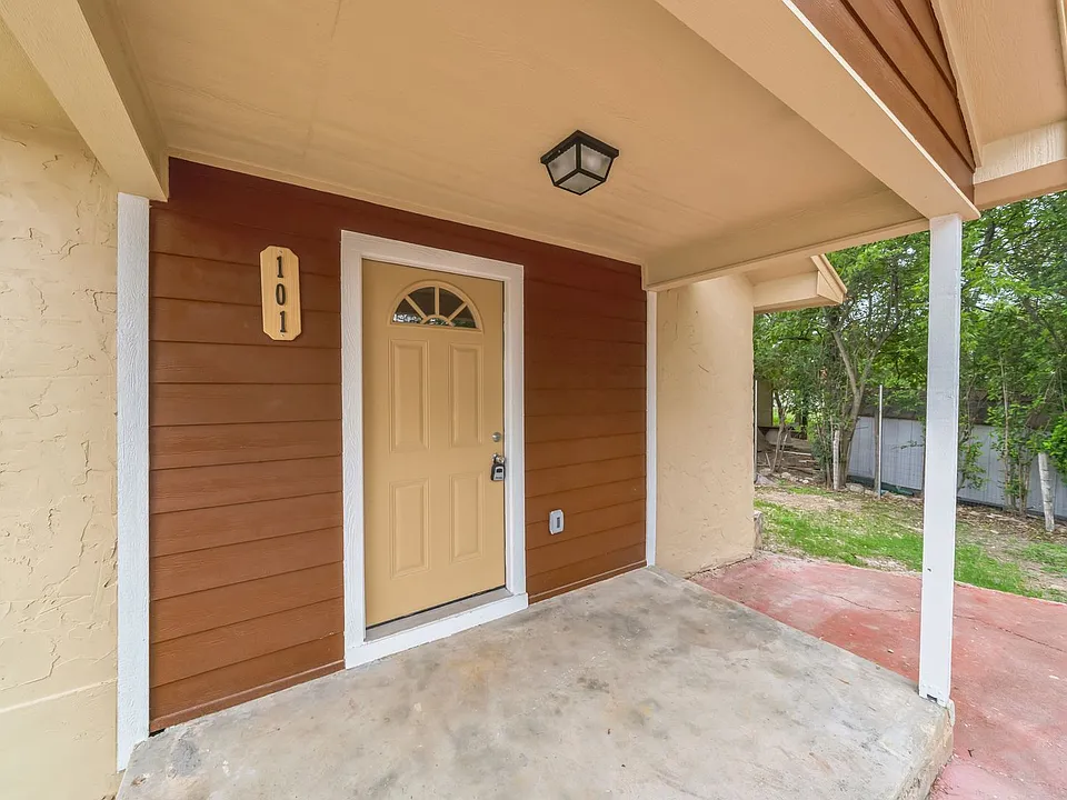 101 W Schreiner St
