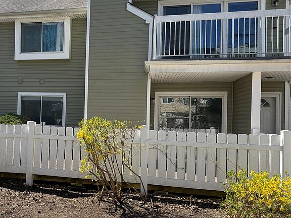 2nd image of 7 Foxtail Ln S