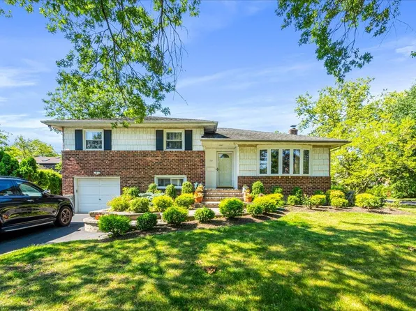 157 Birch Dr, Manhasset Hills, NY 11040