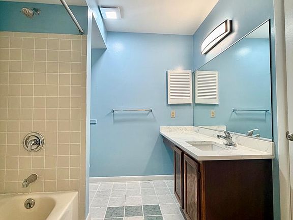 3rd image of 306 Trinity Ct APT 12