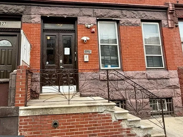 1625 W Diamond St — Photo 1
