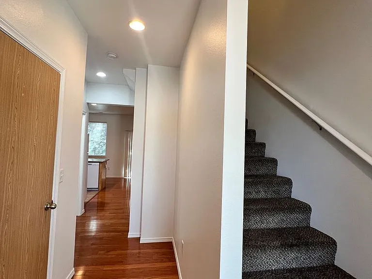1620 W Lee St #4 — Photo 3