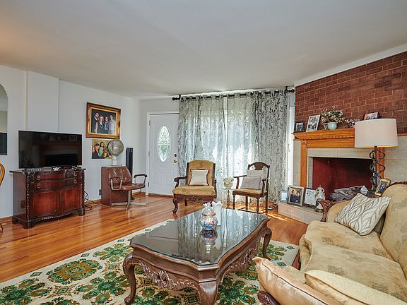 4th image of 2911 W Glenlake Ave