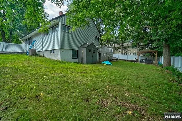 66 Short Pl — Photo 14