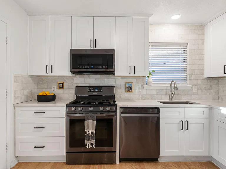 9209 Lindaro Ln — Photo 13