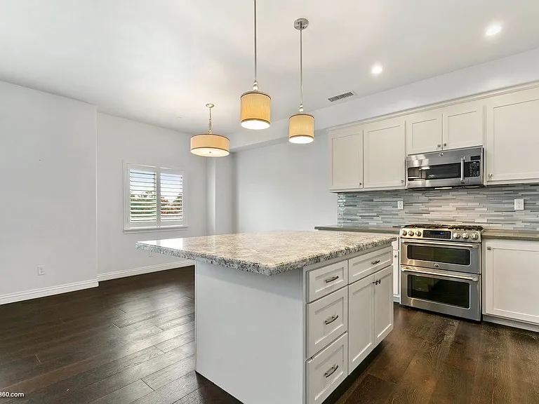 1627 Hornblend St — Photo 9