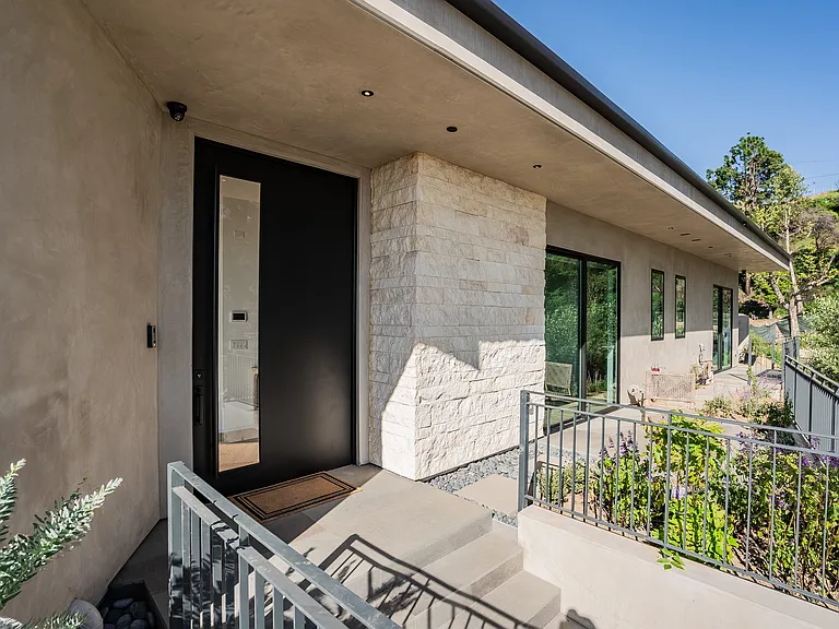 1205 Las Lomas Pl — Photo 2