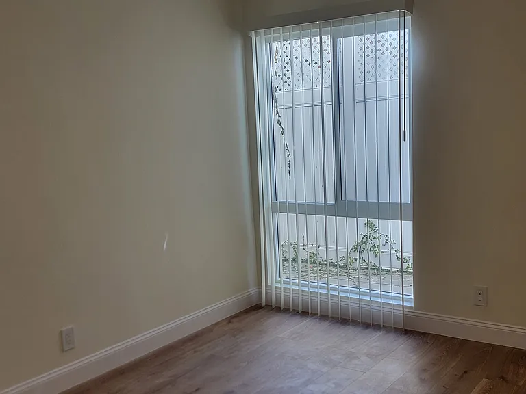1020 Granville Ave #103 — Photo 12