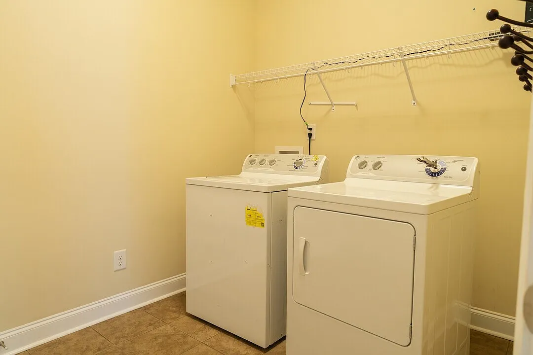 5 bed, 3.5 bath, 3911 sqft, $3,600 — Photo 2