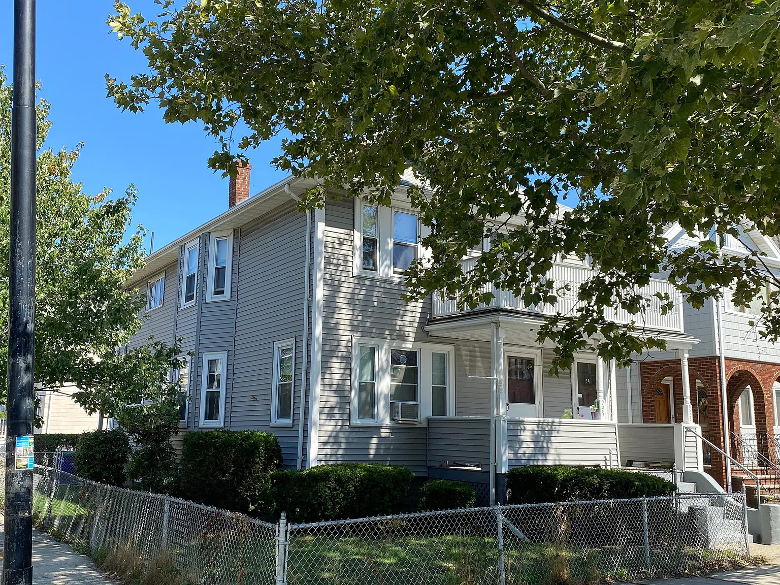 993 Broadway — Photo 3