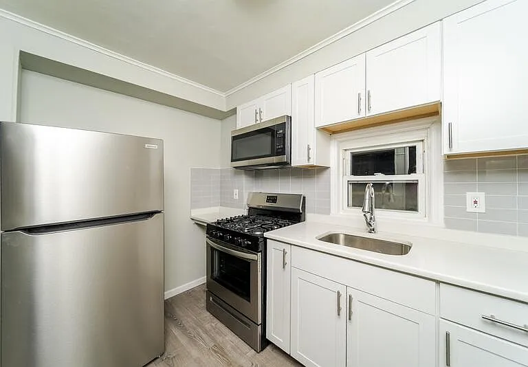139 N Pine Ave — Photo 1